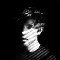 qq个性男生黑白头像总想回到你身边