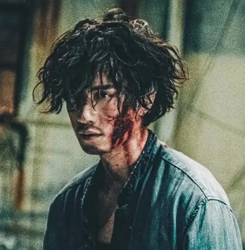 五一档九龙城寨赢麻了,最帅男配却被嘲黑历史不经扒