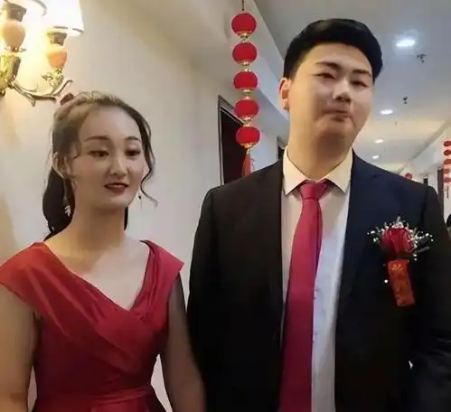 陈萌与朱小伟玩游戏认识,称小伟很温柔会拎包剥虾,强调不图钱