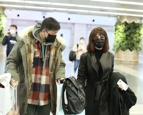 卢靖姗短发皮衣秀婚戒气场超飒韩庚承包俩行李箱男友力max