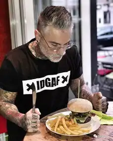 让网友舔屏的肯德基帅哥,真人版来了