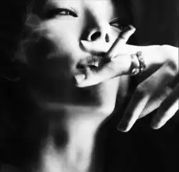 不提倡女人抽烟请我们以欣赏的眼光来看