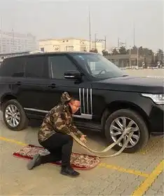 国内一男子50万买路虎抵押车,为避免被偷,车主直接睡在车旁