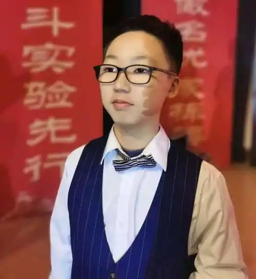 青岛莱西市700名14岁少年集中庆生并入团,仪式隆重而热烈