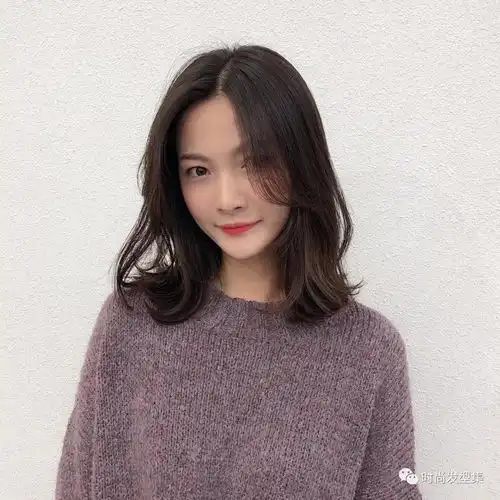 秋冬更适合来一款发尾烫