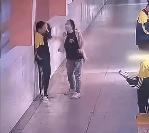 回顾20年14岁男孩被母亲扇耳光后跳楼,一年后妈妈也离开了