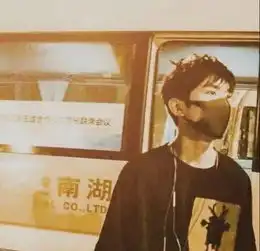 头像壁纸易烊千玺18岁,成年亦乘风