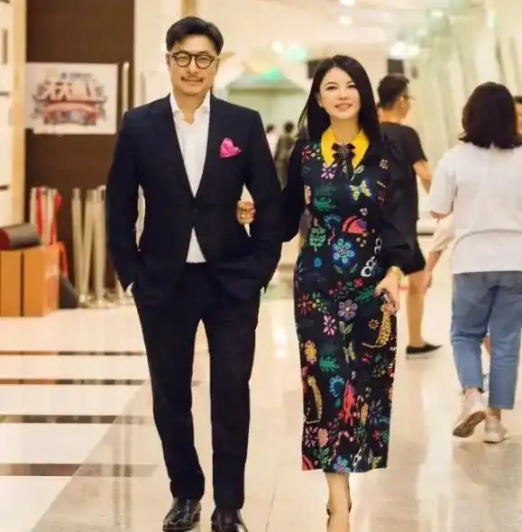 李湘穿西装太霸气,王岳伦挺大肚子夫妻齐发福,王诗龄倒是瘦了