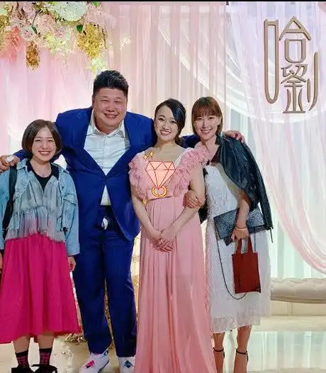 38岁男星娶空姐,婚礼现场裤子拉链爆开却全然不知,尴尬画面曝光