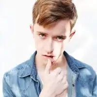 求告知这张图片上的男的名字