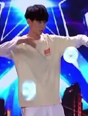 中国达人秀6扯铃少年撞脸王源圈粉杨幂和沈腾杨幂疯玩彩虹圈