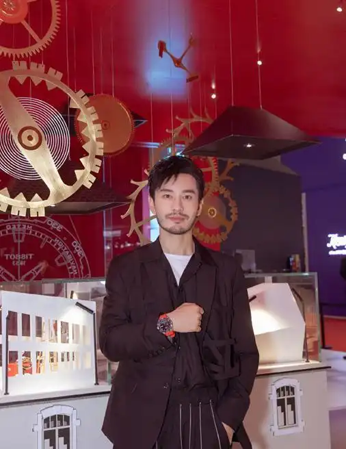 黄晓明留起了胡子,再穿上一件西装,怎么看怎么有男人味