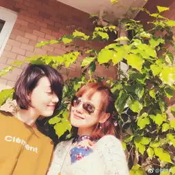 组图薛佳凝午后惬意自拍与友人同框少女味十足