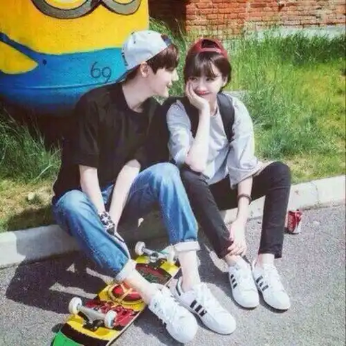 情侣头像背影趴到墙上女生带红帽子