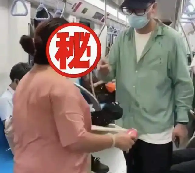 众说纷纭劝阻女子戴口罩反遭怒怼,男乘客一气之下放了大招