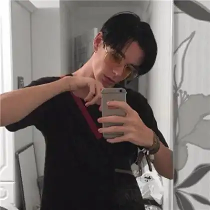 帅气男生头像手机控,你是迷上手机还是迷人人