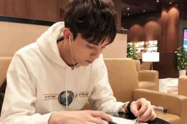 2021艺考新晋男神,行走的招生简章,网友看后却有不同想法