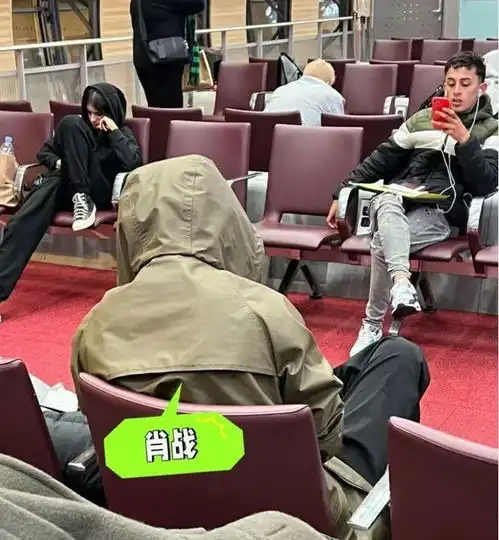 戴高乐机场偶遇肖战,获多位外籍保镖护航,戴口罩难掩超高颜值