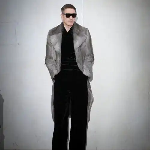 巨帅53岁胡兵国外爆火,不愧中国首席男模,唯一被邀请中国明星