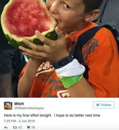 澳洲男孩在体育赛上吃西瓜爆红网络他连西瓜皮一起啃