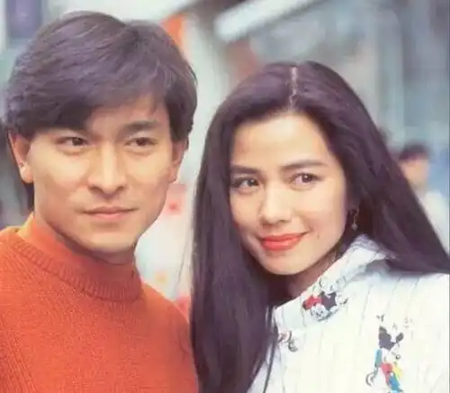 20岁迷倒众生,周润发和张国荣为她争风,丈夫去世后甘愿守寡15年