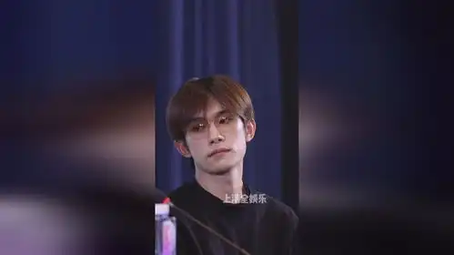 易烊千玺戴眼镜很斯文很好看