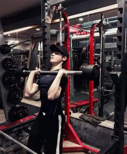 刘昊然湿身却被吐槽没肌肉论身材,90后男星到底谁是彭于晏接班人