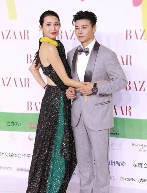 蔡少芬张晋好恩爱啊,男穿西装女穿礼裙,看不出年龄差