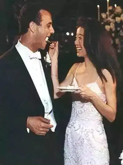 身价数亿的华裔婚纱女王,曾为米歇尔奥巴马设计礼服,70岁仍气质超群