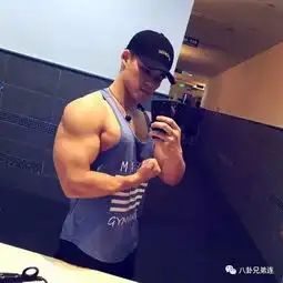 胸肌壮过大黑牛李晨,各种补剂天天吃,腹肌公狗腰靠撸铁