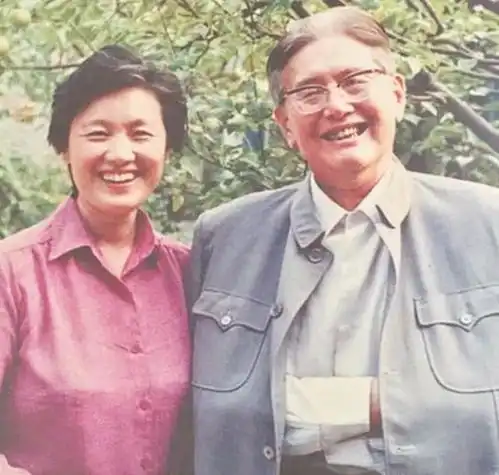 1983年乔冠华病逝,生前生活捉襟见肘,只剩2000元稿费处理后事