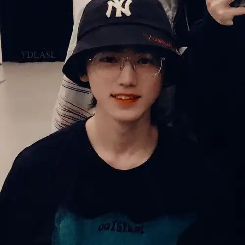 是氛围感浓颜系大帅哥宋亚轩呐