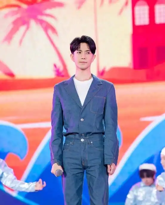 于朦胧西服套装炫酷又帅气,发型精致清爽又自然,男神范十足