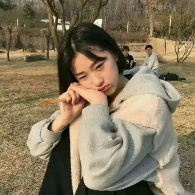 很难看出是情侣头像被忽略的一个边缘人