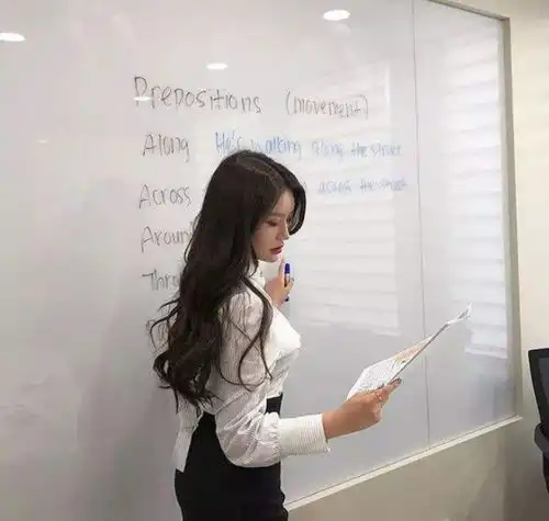 最美高中女老师走红,美貌赛过女明星,孩子爸爸都抢着开家长会