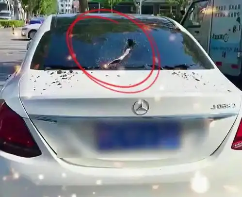 男子手持铁链怒砸豪车称叫你有钱网友典型的仇富心理