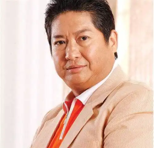 洪金宝近照曝光,身材臃肿坐轮椅购物,不见当年风采