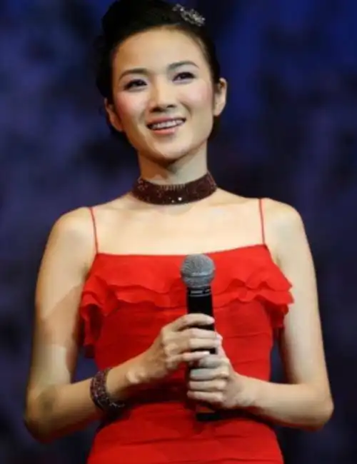 名主持管彤蒙眼弹钢琴,怀里抱一大狗动作仍熟练,家具老旧太简朴