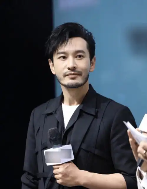 黄晓明最新生图曝光,蓄胡须雅痞范十足,但脸上的皱纹太真实