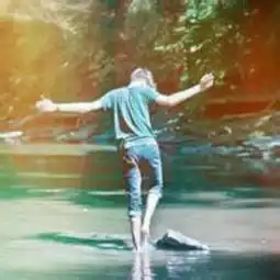 有人知道这图是不是贾斯汀比伯啊,不是话是哪个欧美的明星啊