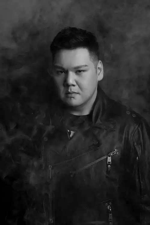 演员艺泷最新写真曝光成熟稳重男人气质超酷