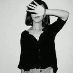 情侣头像,需要男头,图为女头,男图单手捂脸黑衣服