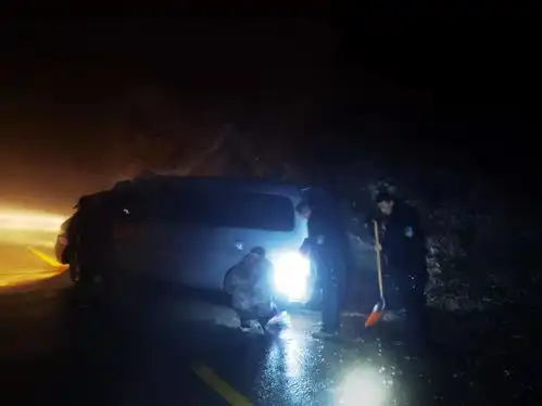 外地司机被冰雪困在山中,桃源民警深夜爬行救人