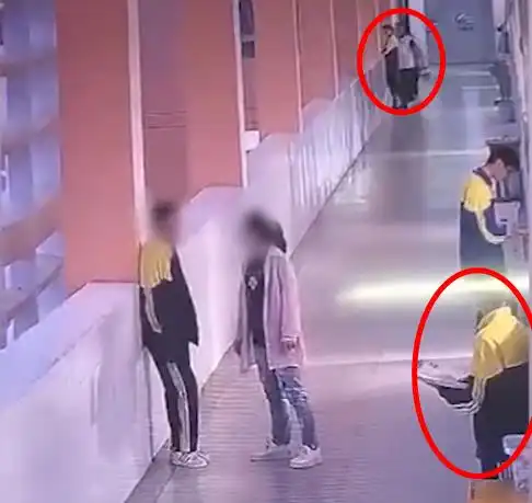 武汉14岁男孩在学校走廊,被母亲扇耳光后,跳楼不治