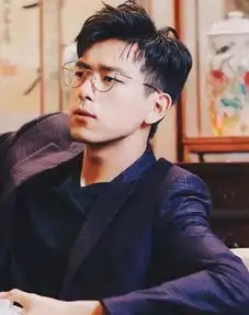 李现日本再被粉丝围堵,这次经纪人没逃跑,网友学会了勇敢