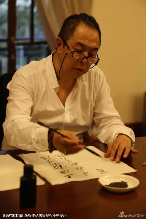 组图张铁林扎小辫秀书法挥毫泼墨心情好