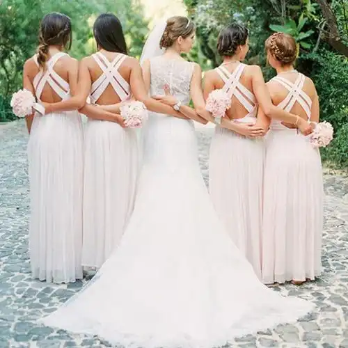 珍惜那个愿意给你当伴娘郎的朋友吧,他们在用生命保护你