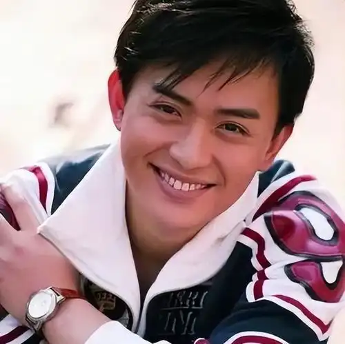 演员黄海冰跟丁克妻子离婚,二婚比自己小十二岁,育一儿一女