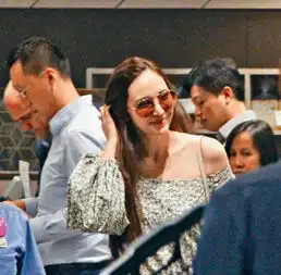 吴佩慈带俩孩子逛商场一手抱一个妈妈力max