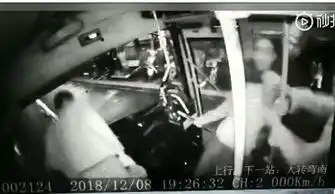 又一起云南一男子抢夺公交车方向盘这次的结局是